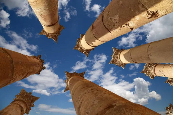 Římské sloupce v jordánské město jerash (gerasa antiky), hlavní a největší město jerash governorate, Jordánsko — Stock fotografie