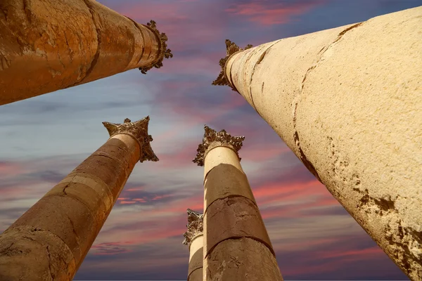 Rzymskie kolumny w Jordanii miasta jerash (Gerazie starożytności), stolica i największe miasto guberni jerash, jordan — Stok fotoğraf