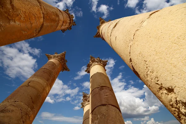 Colunas romanas na cidade jordaniana de Jerash (Gerasa da Antiguidade), capital e maior cidade de Jerash Governorate, Jordânia — Fotografia de Stock