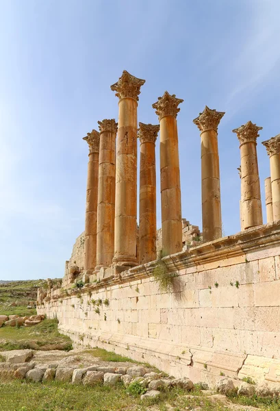 Romeinse kolommen in de Jordaanse stad jerash (gerasa uit de oudheid), de hoofdstad en grootste stad van het gouvernement jerash, jordan — Stockfoto