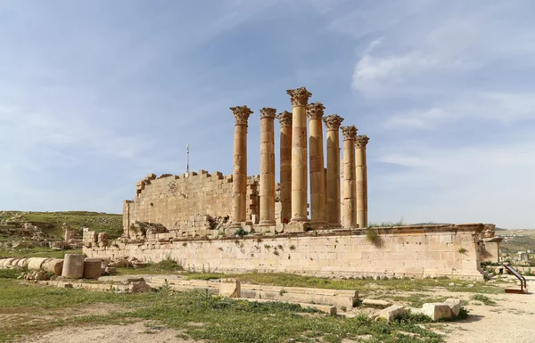 Columnas romanas en la ciudad jordana de Jerash (Gerasa de la Antigüedad), capital y ciudad más grande de la gobernación de Jerash, Jordania — Foto de Stock