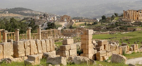 Ruines romaines dans la ville jordanienne de Jerash (Gerasa de l'Antiquité), capitale et plus grande ville du gouvernorat de Jerash, Jordanie — Photo