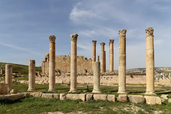 Римские колонны в иорданском городе Джераш (Гераса Античности), столице и крупнейшем городе Джераш губернии, Иордании — стоковое фото