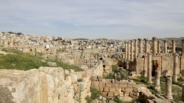 Gerasa Roma şehir ve modern Jerash (arka planda), Jordan — Stok fotoğraf