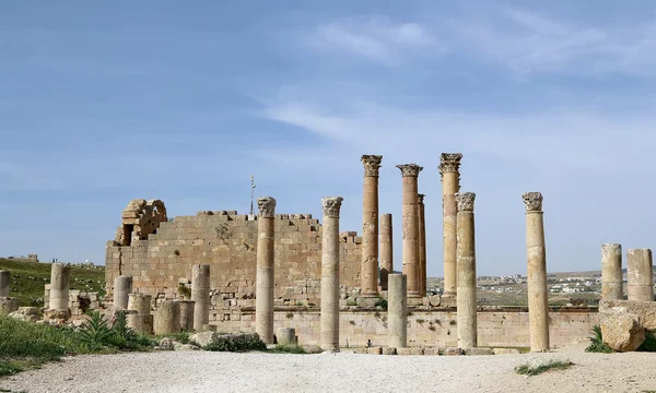 Roman Columns in the Jordanian city of Jerash (Gerasa of Antiquity), capital and largest city of Jerash Governorate, Jordan — Stock Photo, Image