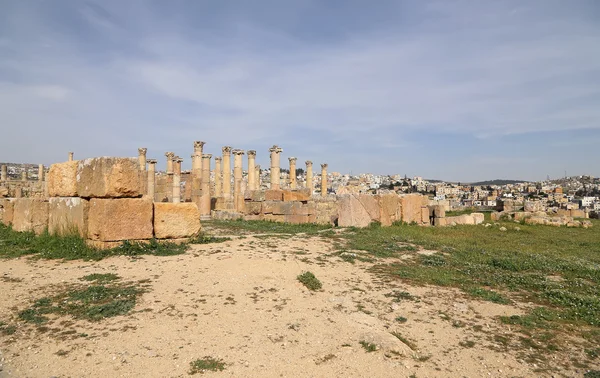 La ciudad romana de Gerasa y la moderna Jerash (en el fondo), Jordania —  Fotos de Stock