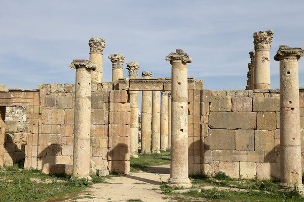 Римские колонны в иорданском городе Джераш (Гераса Античности), столице и крупнейшем городе Джераш губернии, Иордании
