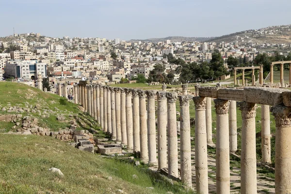 Romeinse ruïnes in de Jordaanse stad jerash (gerasa uit de oudheid), hoofdstad en grootste stad van het gouvernement jerash, jordan — Stockfoto