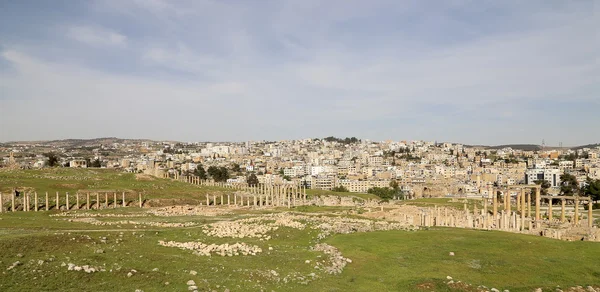 De Romeinse stad Gerasa en de moderne Jerash (op de achtergrond), Jordan — Stockfoto