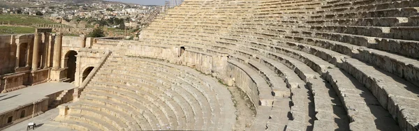 Amfiteátr v Džeraši (gerasa antiky), hlavní a největší město jerash governorate, Jordánsko — Stock fotografie