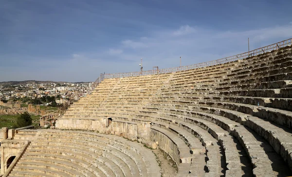 Amphitheater in Jerash (Gerasa of Antiquity), capital and largest city of Jerash Governorate, Jordan — Stock Photo, Image