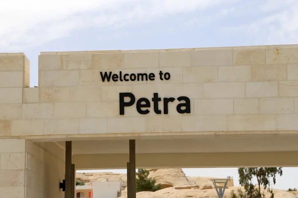 PETRA, JORDAN- ABRIL 09, 2014: Entrada para Petra- é um símbolo da Jordânia, bem como a atração turística mais visitada da Jordânia. Petra é Património Mundial da UNESCO desde 1985 — Fotografia de Stock