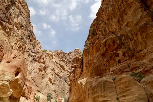 岩石在 1.2 公里长的路 (作为 Siq) 的佩特拉古城，Jordan 的片段 — 图库照片