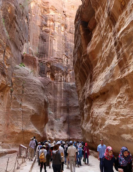 PETRA, JORDAN- 09 DE ABRIL DE 2014. El camino de 1,2 km de largo (As-Siq) a la ciudad de Petra, Jordania — Foto de Stock