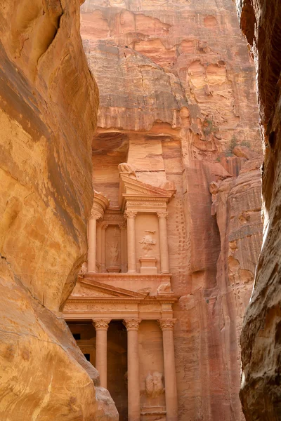 Al Khazneh eller skattkammaren på Petra, Jordan--det är en symbol för Jordan — Stockfoto