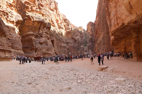 佩特拉，Jordan-2014 年 4 月 9 日。1.2 公里长路径 (作为 Siq) 对城市佩特拉，Jordan — 图库照片