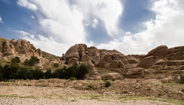 ペトラ、ヨルダン、中東の山々。ペトラは1985年からユネスコの世界遺産に登録されています。 — ストック写真