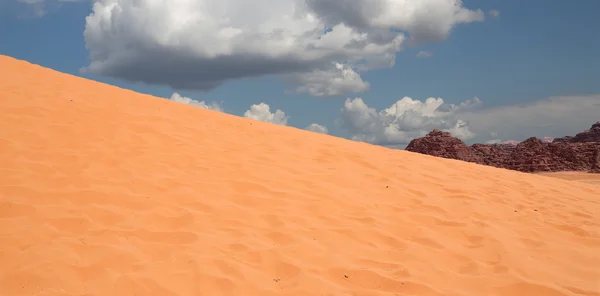 Dunas de areia em Wadi Rum desert, Jordan, Médio Oriente — Fotografia de Stock