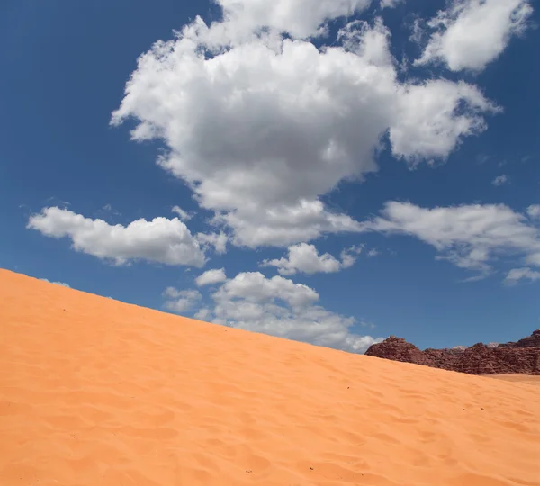 Dunas de arena en el desierto de Wadi Rum, Jordania, Oriente Medio —  Fotos de Stock