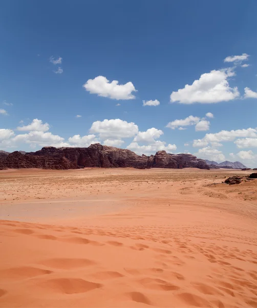 Wadi Rum έρημο επίσης γνωστό ως η κοιλάδα της Σελήνης είναι μια κοιλάδα που έχουν κοπεί στον βράχο Βεδουίνων και στο νότιο Jordan — Φωτογραφία Αρχείου