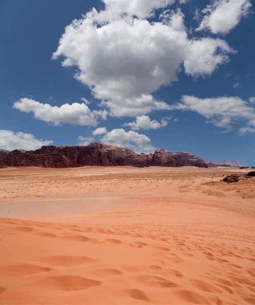 Wadi Rum woestijn ook bekend als de vallei van de maan is een vallei in de zandsteen en graniet rots in zuidelijke Jordan gesneden — Stockfoto