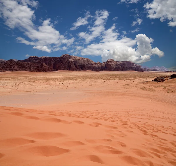 Wadi Rum έρημο επίσης γνωστό ως η κοιλάδα της Σελήνης είναι μια κοιλάδα που έχουν κοπεί στον βράχο Βεδουίνων και στο νότιο Jordan — Φωτογραφία Αρχείου