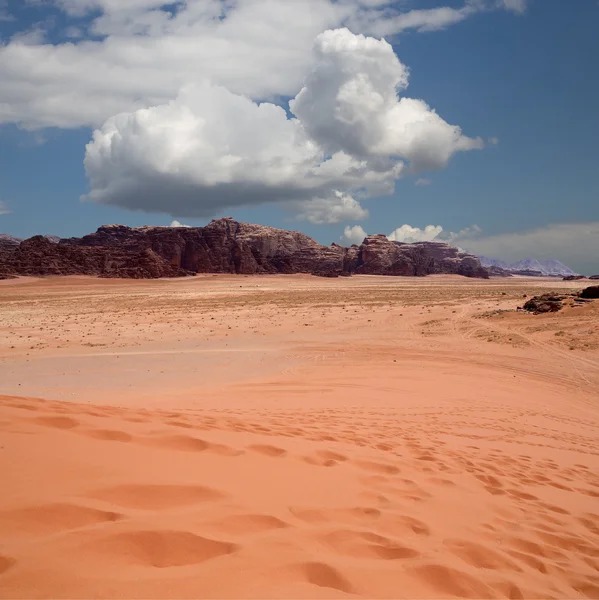 瓦迪朗姆酒沙漠也被称为月亮谷是切成南部 Jordan 砂岩、 花岗岩岩谷 — 图库照片