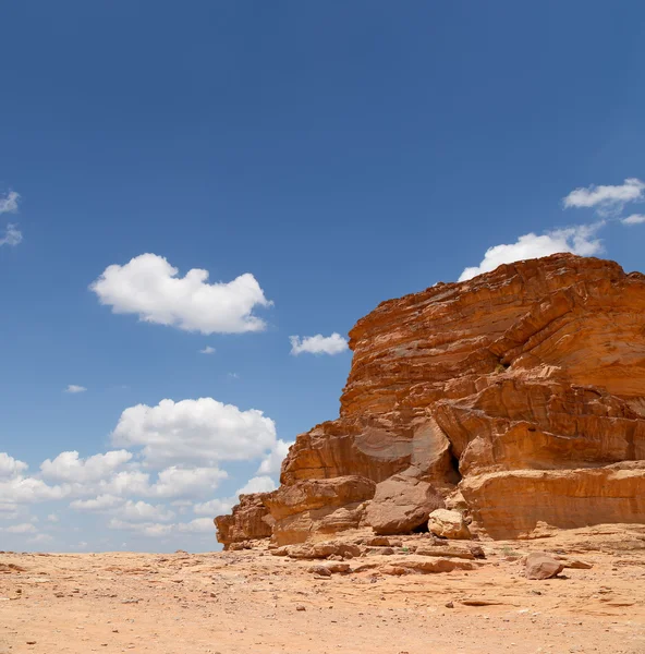 Wadi Rum Deserto noto anche come La Valle della Luna è una valle scavata nella roccia arenaria e granitica nel sud del Giordano — Foto Stock
