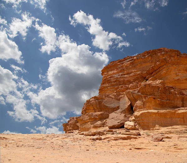 Wadi Rum Desert även känd som The Valley of månen är en dalgång skär i sandsten och granit vaggar i södra Jordan — Stockfoto