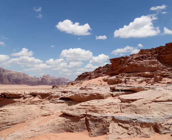 Poušť Wadi Rum známý také jako údolí měsíce je údolí do pískovce a žulové skály v jižním Jordan — Stock fotografie