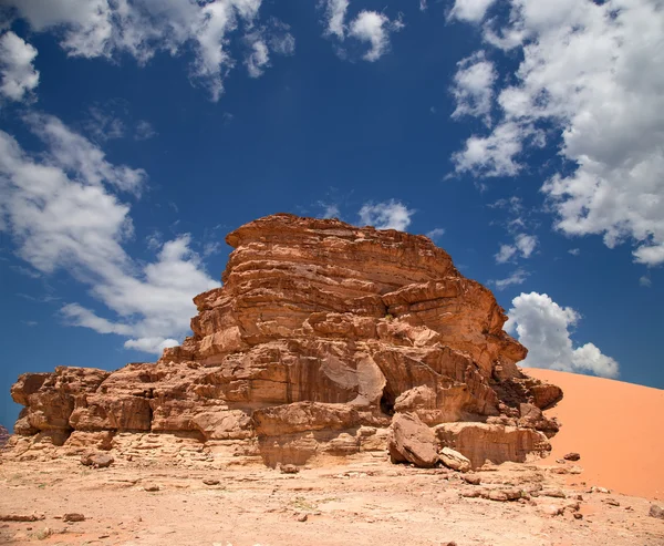 Góry Wadi Rum Desert również znany jako Dolina Księżyca jest Dolina pokroić w skale piaskowca i granitu w południowej Jordan — Zdjęcie stockowe