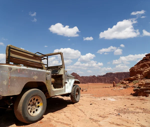 Auto v poušti Wadi Rum — Stock fotografie