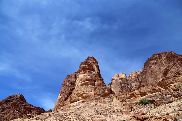 Mountains of Wadi Rum Desert also known as The Valley of the Moon is a valley cut into the sandstone and granite rock in southern Jordan — Stock Photo, Image