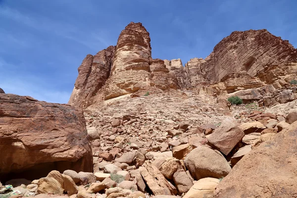 Montañas del desierto de ron Wadi también conocido como el Valle de la Luna es un valle cortado en la piedra arenisca y roca de granito en el sur de Jordania —  Fotos de Stock