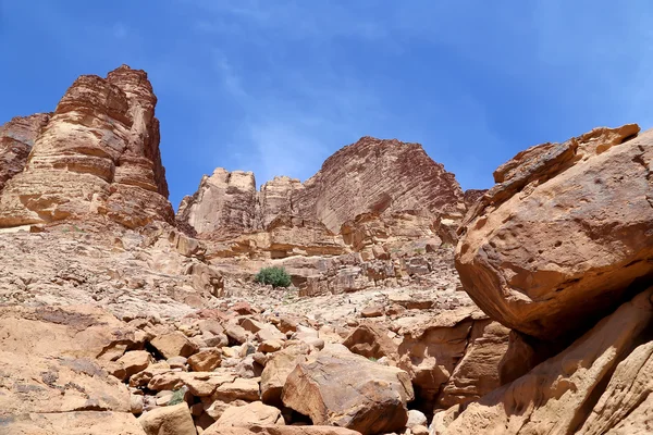ワディ ・ ラム砂漠の山としても知られている月のザ バレーは、南の Jordan の砂岩と花崗岩の岩にカット谷 — ストック写真