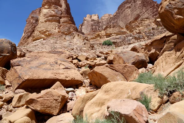 瓦迪朗姆酒沙漠山也被称为月亮谷是切成南部 Jordan 砂岩、 花岗岩岩谷 — 图库照片