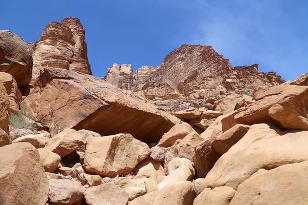 瓦迪朗姆酒沙漠山也被称为月亮谷是切成南部 Jordan 砂岩、 花岗岩岩谷 — 图库照片