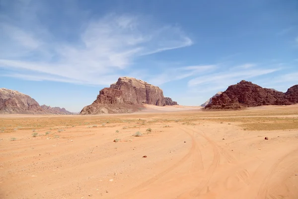 Wadi Rum Desert também conhecido como O Vale da Lua é um vale cortado na rocha de arenito e granito no sul da Jordânia — Fotografia de Stock