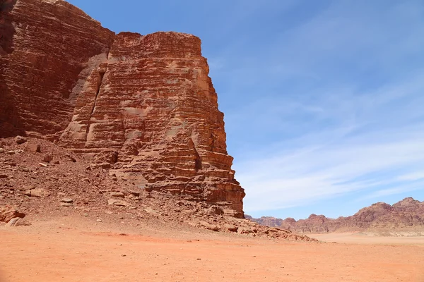 ワディ ・ ラム砂漠の山としても知られている月のザ バレーは、南の Jordan の砂岩と花崗岩の岩にカット谷 — ストック写真