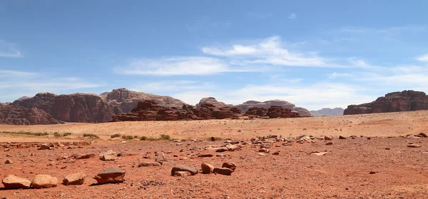 Wadi Rum woestijn ook bekend als de vallei van de maan is een vallei in de zandsteen en graniet rots in zuidelijke Jordan gesneden — Stockfoto