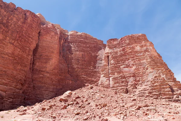 Montañas del desierto de ron Wadi también conocido como el Valle de la Luna es un valle cortado en la piedra arenisca y roca de granito en el sur de Jordania — Foto de Stock