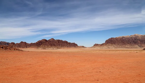 Wadi Rum woestijn ook bekend als de vallei van de maan is een vallei in de zandsteen en graniet rots in zuidelijke Jordan gesneden — Stockfoto