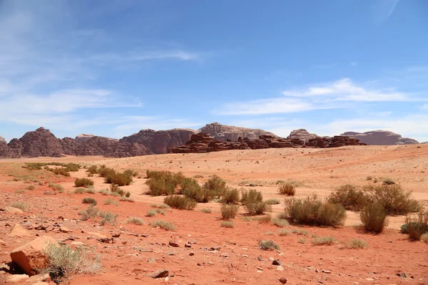 ワディ ・ ラム砂漠としても知られている月のザ バレーは、南の Jordan の砂岩と花崗岩の岩にカット谷 — ストック写真