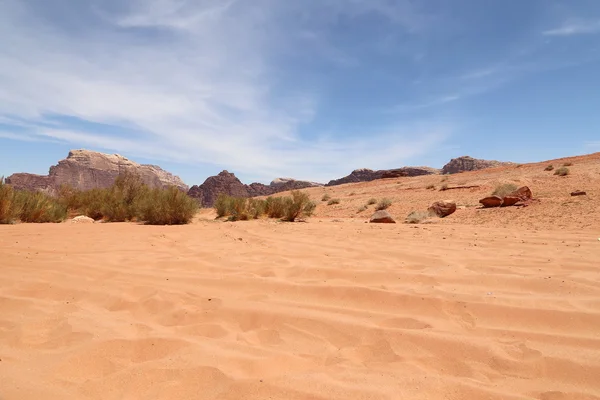 Wadi Rum Desert também conhecido como O Vale da Lua é um vale cortado na rocha de arenito e granito no sul da Jordânia — Fotografia de Stock