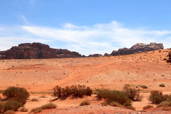 Wadi Rum Desert também conhecido como O Vale da Lua é um vale cortado na rocha de arenito e granito no sul da Jordânia — Fotografia de Stock