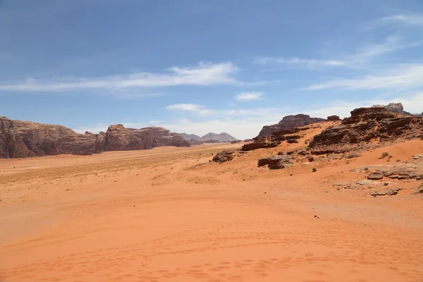 Wadi Rum woestijn ook bekend als de vallei van de maan is een vallei in de zandsteen en graniet rots in zuidelijke Jordan gesneden — Stockfoto