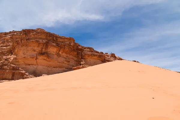 Wadi Rum Desert também conhecido como O Vale da Lua é um vale cortado na rocha de arenito e granito no sul da Jordânia — Fotografia de Stock