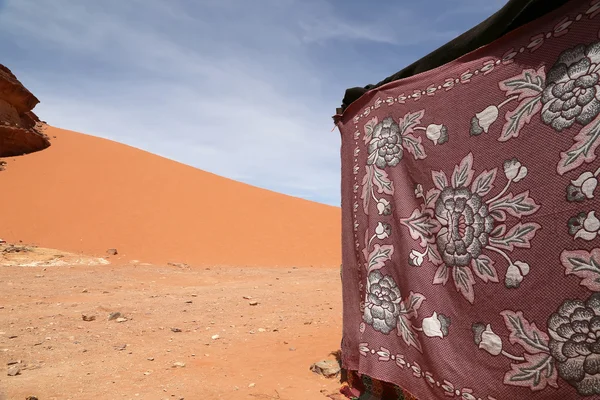 Poušť Wadi Rum známý také jako údolí měsíce je údolí do pískovce a žulové skály v jižním Jordan — Stock fotografie