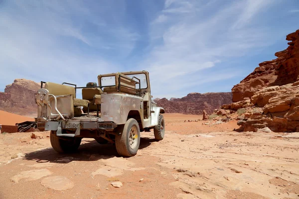 Auto v poušti Wadi Rum – Jižní Jordan 60 km na východ od Akaby — Stock fotografie