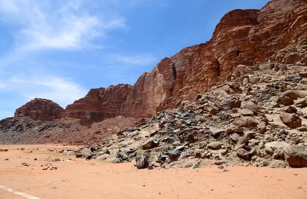 Wadi Rum пустелі також Валлі місяця — Долина нарізати пісковика і гранітні скелі в Південній Jordan — стокове фото